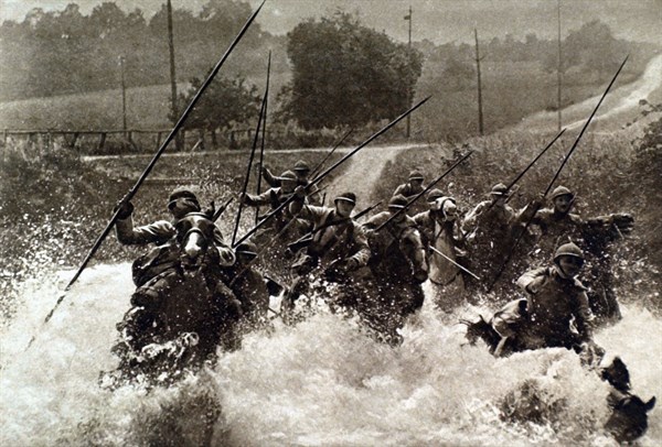 Première Guerre Mondiale. Dragons, armés de la lance, à l'entrainement (1916)