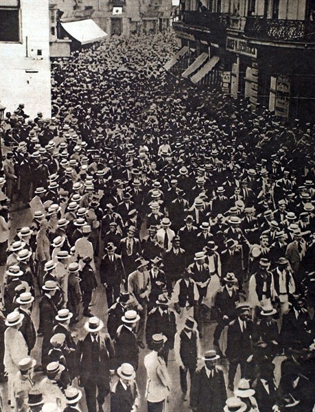 Large demonstrations in favor of Roumania entering the war (1916)