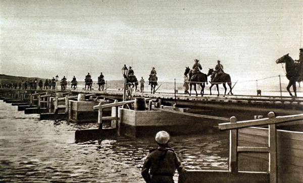 Première Guerre Mondiale. Troupes russes entrant en Roumanie (1916)