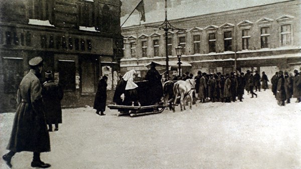 Révolution russe, à  Pétrograd, religieuses transportant les morts et les blessés