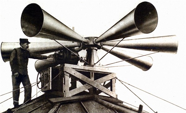 Première Guerre Mondiale. Une des vingt-six sirènes fixes à modulations qui vont être installées dans tout Paris (pour prévenir de toute attaque aérienne ou terrestre)