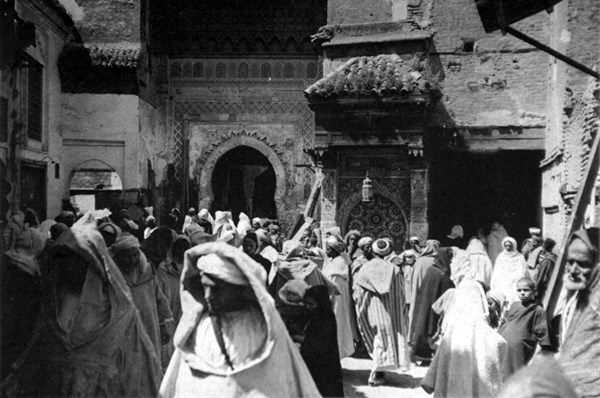 Fez. La place Nejjarine (1925)