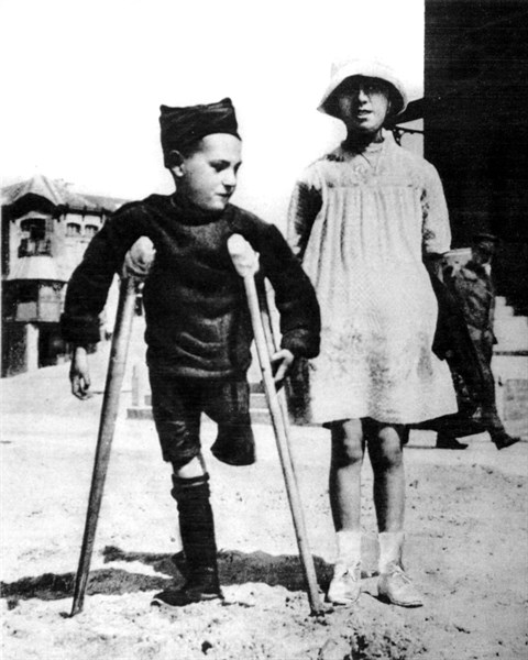World War I. A child wounded during the bombardment of Ypres by the Germans (1915)