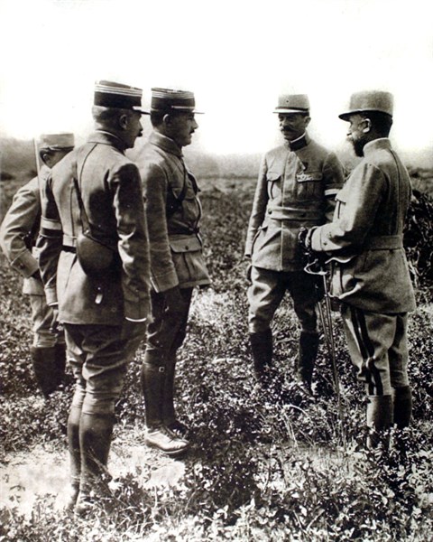 World War I. A pilot giving an account of his aerial observations to General Villaret (1915)