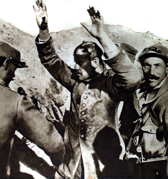 Première Guerre Mondiale. Fouille d'un prisonnier allemand
