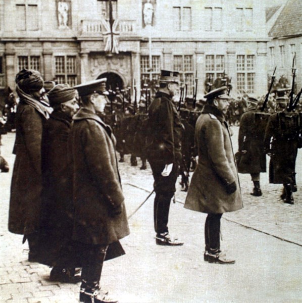 Première Guerre Mondiale. George V d'Angleterre et Albert 1er passent en revue un régiment belge