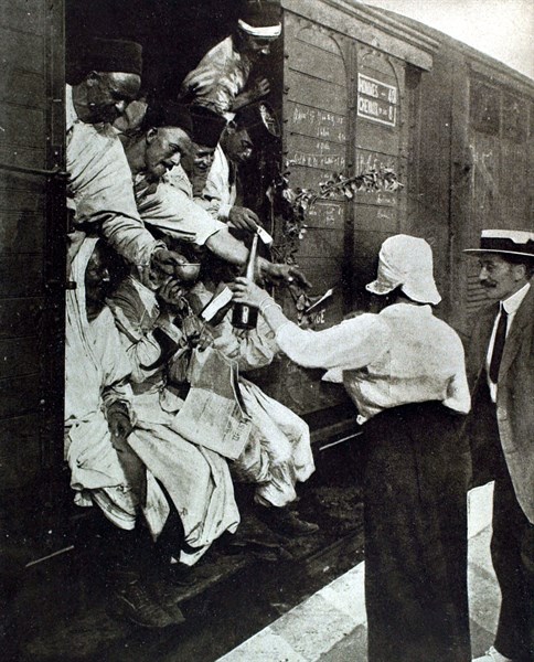 World War I. Algerian infantrymen leaving for the front (1914)