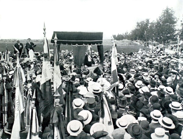 Devant le monument aux morts de Mars-la-Tour (1910)