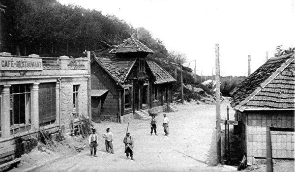 Première Guerre Mondiale. En Alsace, des soldats français enlèvent les poteaux allemands au col de la Schlucht