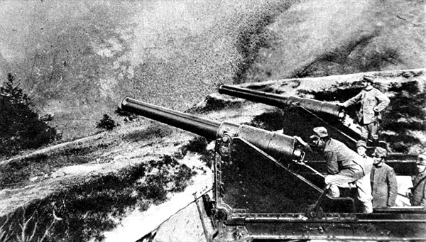 World War I.  Italian siege artillery in the Alps (1915)