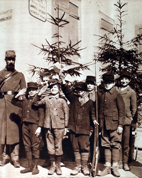 Première Guerre Mondiale. Enfants jouant à la guerre dans le village de Thann, en Alsace (1915)