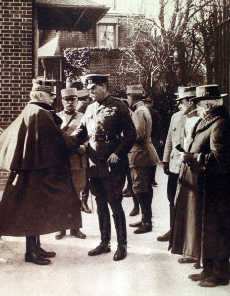 World War I. Lord Kitchener speaking with General Joffre (1915)