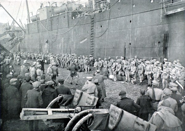 Première Guerre Mondiale. Débarquement des soldats portugais dans un port français (1917)