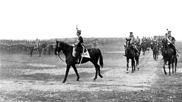 L'empereur Hiro-Hito passant en revue ses troupes