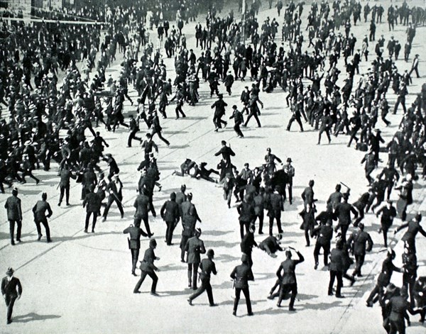 Transportation strike in Dublin: the police, armed with clubs, charging the strikers (18913)