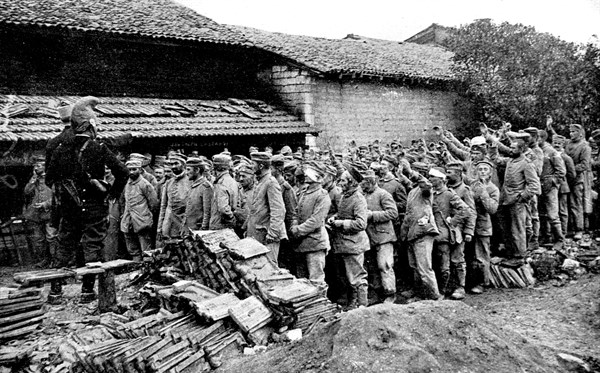 Première Guerre Mondiale. En Champagne, groupe de prisonniers allemands (1915)