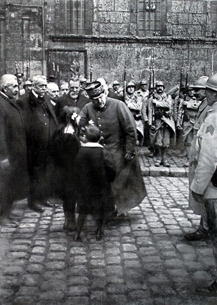French General Nivelle visiting the city of Noyons