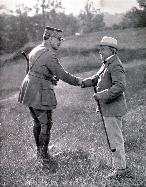 On the Hythe golfcourse, an encounter between Mr. Lloyd George and General Marshall (1920)