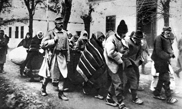 Des Autrichiens ayant passé le Danube emmenent des paysans serbes en captivité (1915)