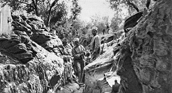 Campagne des Dardanelles, tranchée avancée avec les tirailleurs sénégalais qui la défende (1915)
