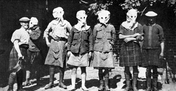 Nouveaux équipements pour les soldats britanniques, Highlanders coiffés de la cagoule (1915)
