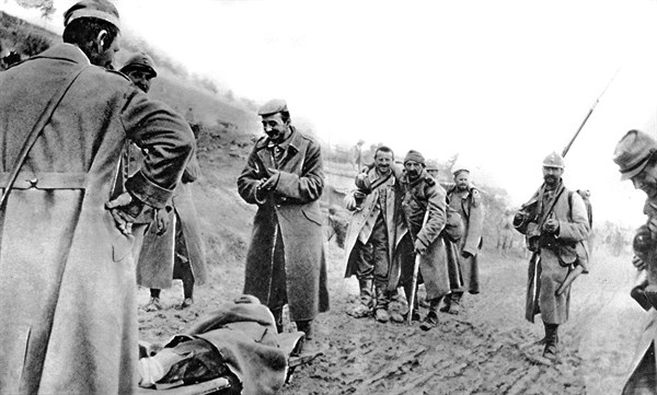 En Champagne, après la bataille, des prisonniers valides aident des soldats français blessés à gagner une ambulance (1915)