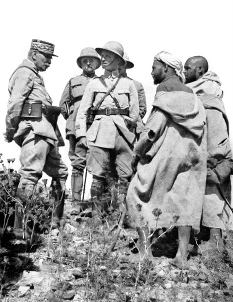 Guerre du Rif. Pendant le combat du 26 août 1925, deux émissaires des Oulai Haddou viennent se présenter devant le général Boichut (1925)