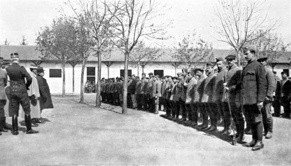 Visite de M. Millerand, ministre de la guerre, aux prisonniers de guerre (1915)