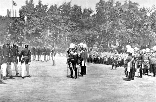 the 12th artillery regiment parading in front of Frederic August, King of Saxony, on the esplanade of Metz (June 23, 1905)