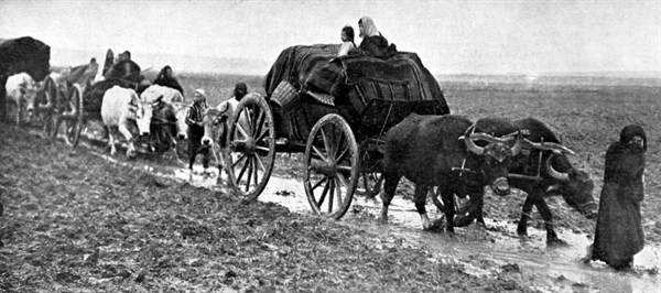 Turkish people fleeing the advancing Bulgarian army (1912)