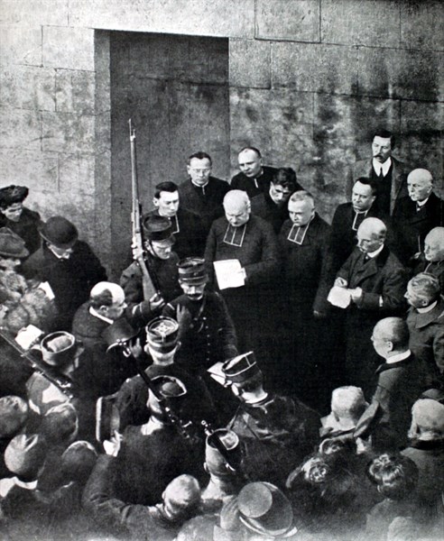Officers of the 47th infantry at the St. Servan inventory (1906)