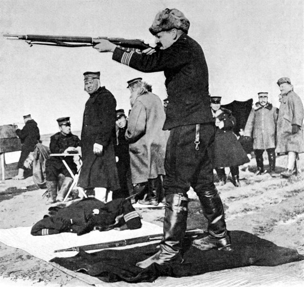 Le colonel baron Corvisart, attaché militaire français lors d'un concours de tir entre officiers japonais et attachés militaires étrangers au camp de Kuroki (1905)