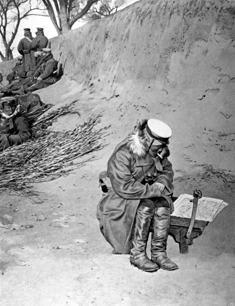 Général japonais étudiant sa carte, dans une tranchée à l'écart lors de la Bataille de Moukden (1er au 10 mars 1905)