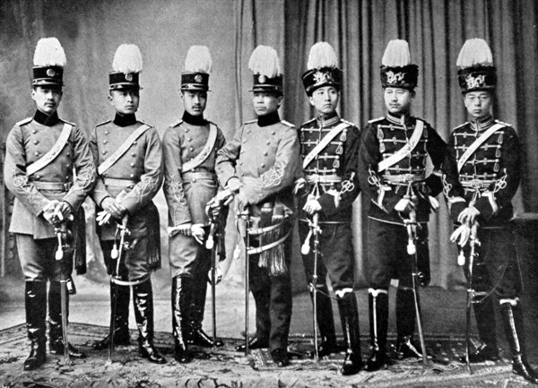 Sept officiers chinois enrôlés dans l'armée allemande (1905)