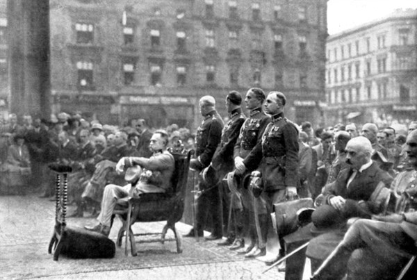 Le maréchal Pilsudski assistant à une messe en plein air sur la place du marché, à Kattowitz en Pologne (1922)