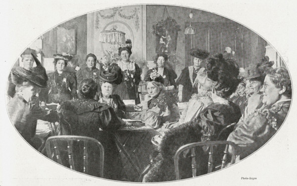 A Paris, une séance du Conseil international des femmes, sous la présidence de Lady Aberdeen en 1906.