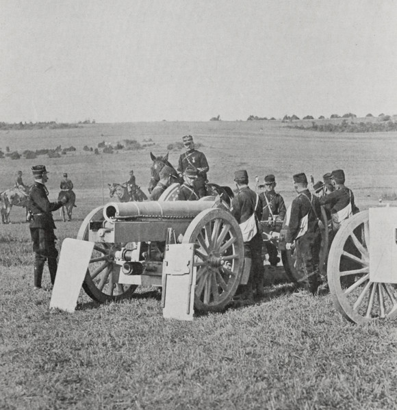 Présentation du canon 155 R pendant des manoeuvres militaires de forteresse, en 1906