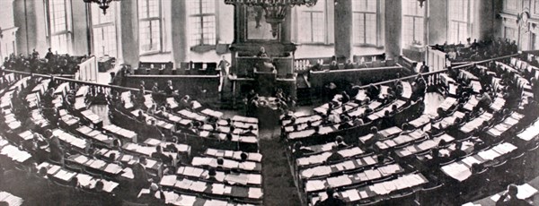 Le premier parlement russe. La Douma en séance en 1906.