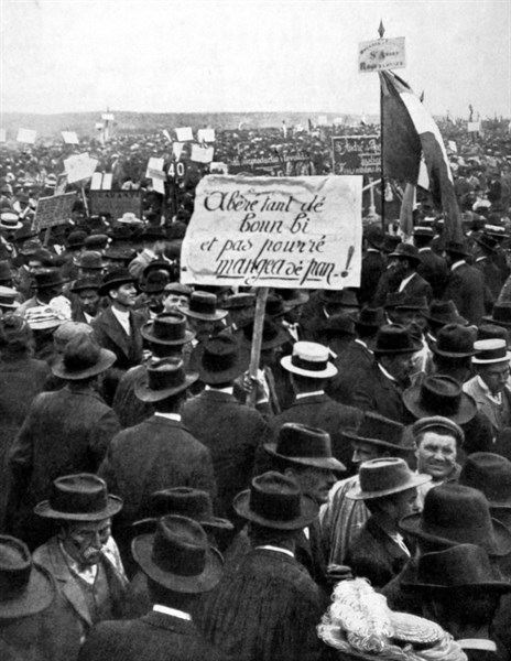 100,000 wine growers from the Languedoc region demonstrating at the Béziers Champ-de-Mars,  May 12, 1907