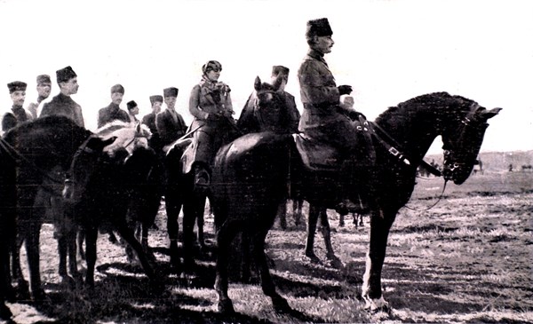 Mme Mustapha Kemal assiste à une revue militaire aux côtés de son mari, en Turquie (1923).
