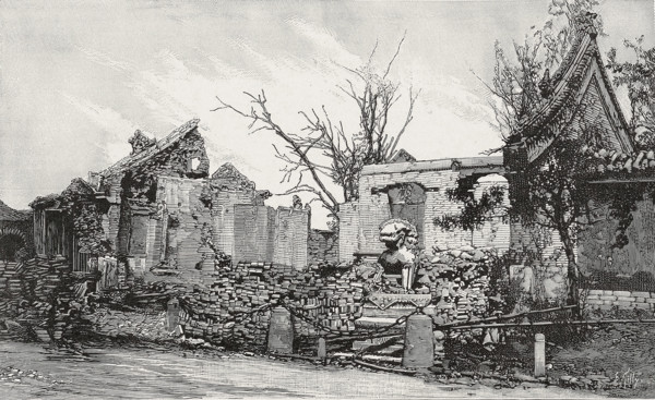 Révolte des Boxers.
La porte d'entrée de la légation française à Pékin, après l'attaque du 15 août 1900.