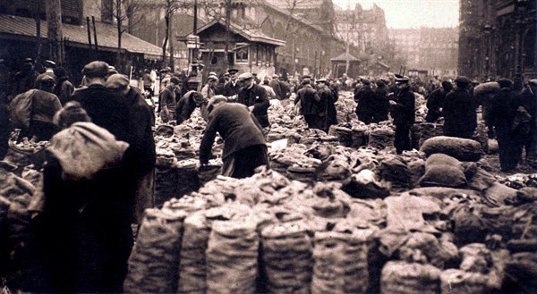 The Halles district in Paris, at 7 a.m. (1930)