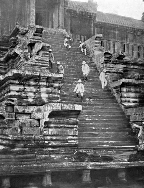 Mr. Albert Sarraut, general governor of Indochina, on a visit to Cambodia, temple of Angkor Vat (1914)
