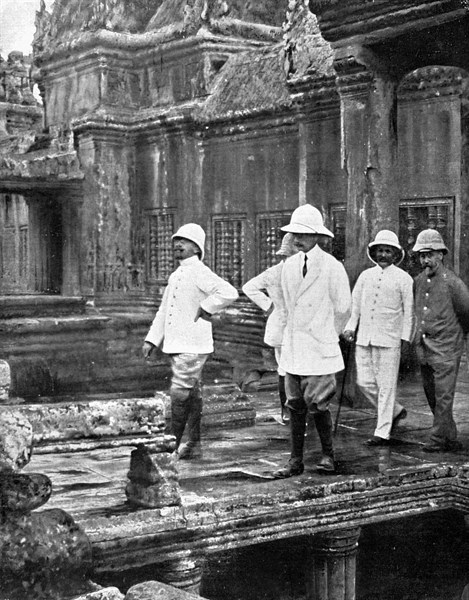 Mr. Albert Sarraut, general governor of Indochina, on a visit to Cambodia, temple of Angkor Vat (1914)