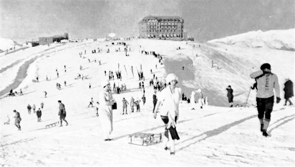 Winter sports in the Pyrenees (1923)
