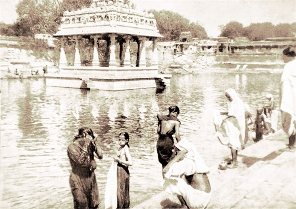 Inde. Dans le sud du pays, les ablutions aux bords de l'étang sacré de Tirumalaï, la ville sainte.