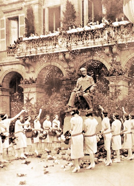In Bayonne, in front of the town hall, inauguration of painter Léon Bonnat's statue (1923)