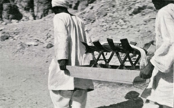 Trésor de Toutankhamon, sortie de deux tabourets (1923)