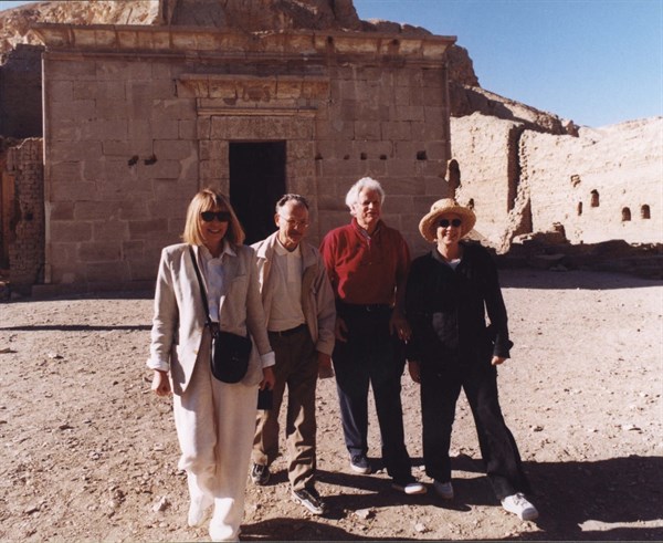 Christian Jacq, Bernard Fixot, Sylvie Vartan et Mireille Darc sur le site de Deir el Medineh
