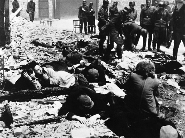 1943 / Ghetto de Varsovie / Déblaiement d'un bunker